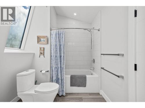 1860 Blue Bunch Court, Kelowna, BC - Indoor Photo Showing Bathroom
