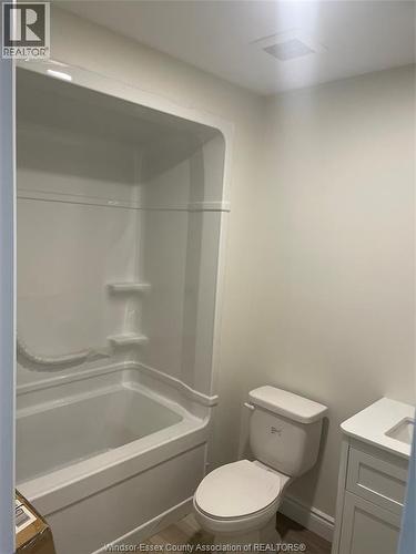 647 Janette Unit# B, Windsor, ON - Indoor Photo Showing Bathroom