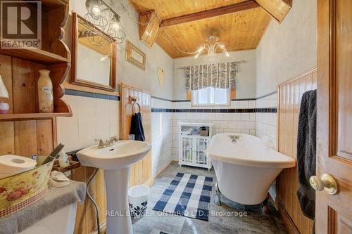 458 Upper Wentworth Street, Hamilton, ON - Indoor Photo Showing Bathroom