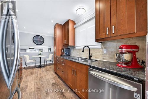 2504 Glamworth Crescent, Mississauga, ON - Indoor Photo Showing Kitchen With Double Sink