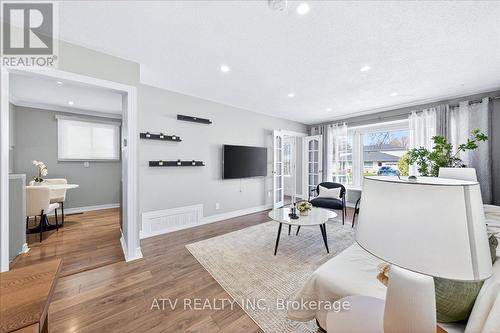 2504 Glamworth Crescent, Mississauga, ON - Indoor Photo Showing Living Room
