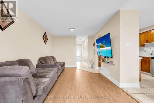 3152 Angel Pass Drive, Mississauga, ON - Indoor Photo Showing Living Room