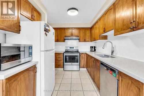 3152 Angel Pass Drive, Mississauga, ON - Indoor Photo Showing Kitchen