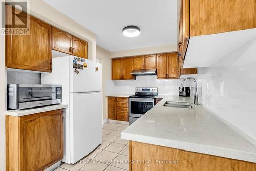 3152 Angel Pass Drive, Mississauga, ON - Indoor Photo Showing Kitchen With Double Sink