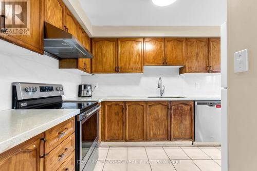 3152 Angel Pass Drive, Mississauga, ON - Indoor Photo Showing Kitchen