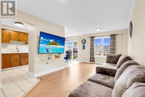 3152 Angel Pass Drive, Mississauga, ON - Indoor Photo Showing Living Room