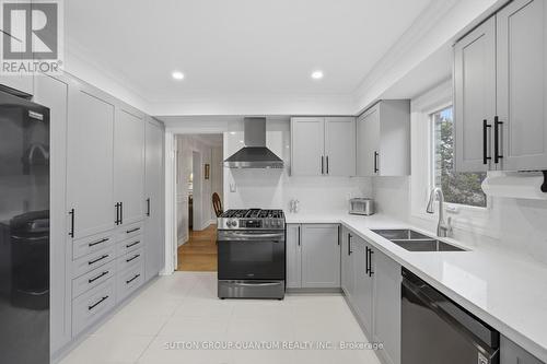 2509 King Forrest Drive, Mississauga, ON - Indoor Photo Showing Kitchen With Double Sink With Upgraded Kitchen