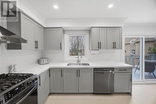 2509 King Forrest Drive, Mississauga, ON - Indoor Photo Showing Kitchen