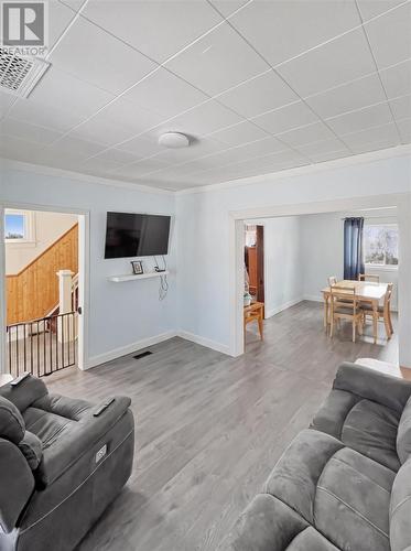 86 Pardee Ave, Sault Ste Marie, ON - Indoor Photo Showing Living Room