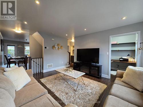 635 Scott Boulevard, Milton, ON - Indoor Photo Showing Living Room