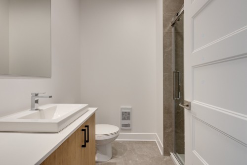 Bathroom - 11385 Av. L'Archevêque, Montréal (Montréal-Nord), QC - Indoor Photo Showing Bathroom