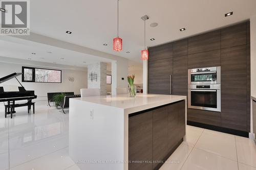 647 Montbeck Crescent, Mississauga, ON - Indoor Photo Showing Kitchen