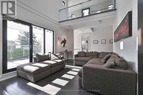647 Montbeck Crescent, Mississauga, ON - Indoor Photo Showing Living Room