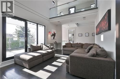 647 Montbeck Crescent, Mississauga, ON - Indoor Photo Showing Living Room