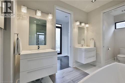 647 Montbeck Crescent, Mississauga, ON - Indoor Photo Showing Bathroom