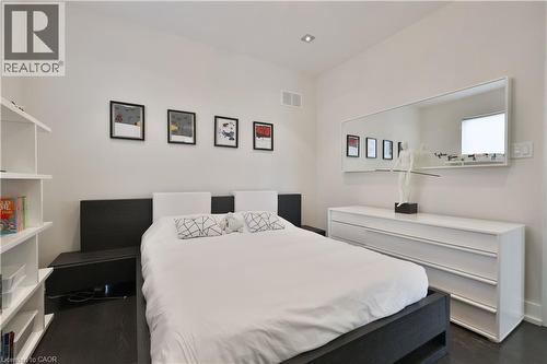 647 Montbeck Crescent, Mississauga, ON - Indoor Photo Showing Bedroom