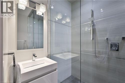 647 Montbeck Crescent, Mississauga, ON - Indoor Photo Showing Bathroom