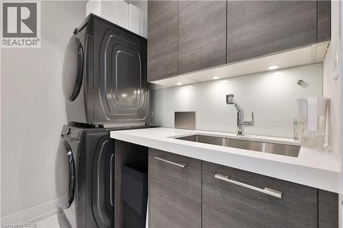 647 Montbeck Crescent, Mississauga, ON - Indoor Photo Showing Laundry Room