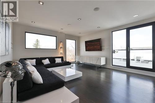 647 Montbeck Crescent, Mississauga, ON - Indoor Photo Showing Living Room
