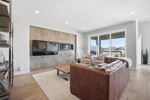 4 Orchard Gate Oak Bluff West - 4 Orchard Gate, Oak Bluff, MB - Indoor Photo Showing Living Room With Fireplace
