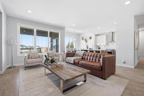 4 Orchard Gate Oak Bluff West - 4 Orchard Gate, Oak Bluff, MB - Indoor Photo Showing Living Room