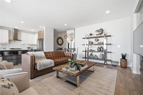 4 Orchard Gate, Oak Bluff, MB - Indoor Photo Showing Living Room