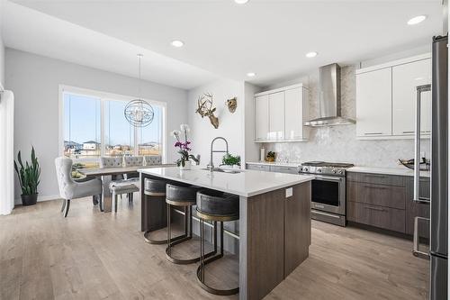4 Orchard Gate, Oak Bluff, MB - Indoor Photo Showing Kitchen With Upgraded Kitchen