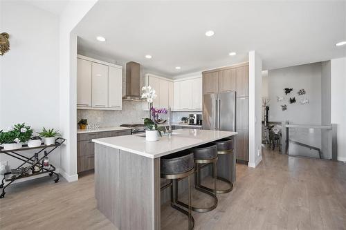 4 Orchard Gate, Oak Bluff, MB - Indoor Photo Showing Kitchen With Upgraded Kitchen
