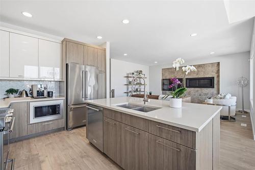 4 Orchard Gate, Oak Bluff, MB - Indoor Photo Showing Kitchen With Double Sink With Upgraded Kitchen