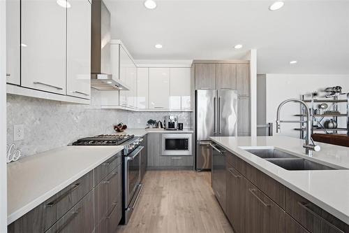 4 Orchard Gate, Oak Bluff, MB - Indoor Photo Showing Kitchen With Double Sink With Upgraded Kitchen