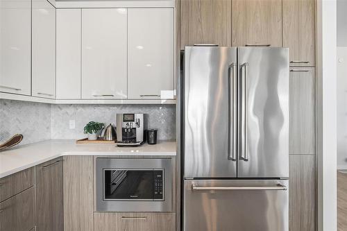 4 Orchard Gate, Oak Bluff, MB - Indoor Photo Showing Kitchen With Upgraded Kitchen