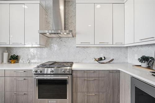 4 Orchard Gate, Oak Bluff, MB - Indoor Photo Showing Kitchen With Upgraded Kitchen