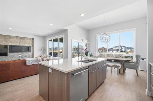 4 Orchard Gate, Oak Bluff, MB - Indoor Photo Showing Kitchen With Double Sink With Upgraded Kitchen