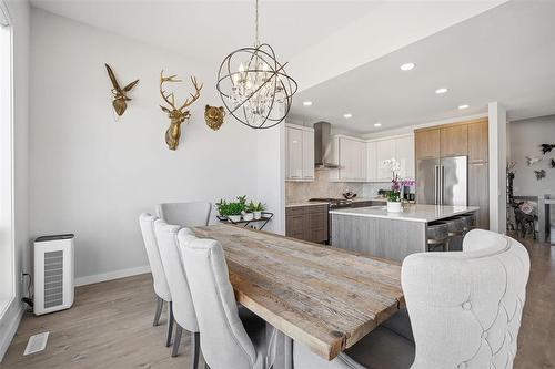 4 Orchard Gate, Oak Bluff, MB - Indoor Photo Showing Dining Room