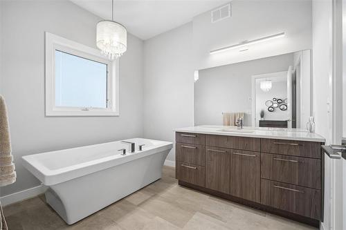 4 Orchard Gate, Oak Bluff, MB - Indoor Photo Showing Bathroom