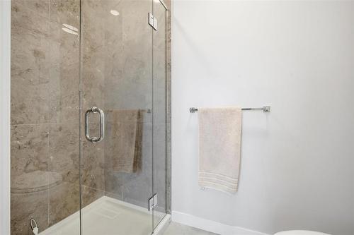 4 Orchard Gate, Oak Bluff, MB - Indoor Photo Showing Bathroom