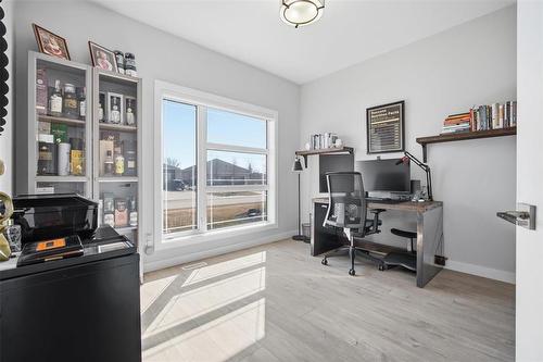 4 Orchard Gate, Oak Bluff, MB - Indoor Photo Showing Office