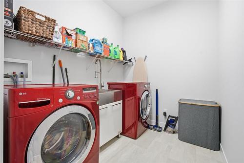 4 Orchard Gate, Oak Bluff, MB - Indoor Photo Showing Laundry Room