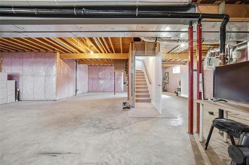 4 Orchard Gate Oak Bluff West - 4 Orchard Gate, Oak Bluff, MB - Indoor Photo Showing Garage