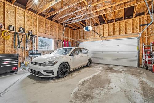 4 Orchard Gate Oak Bluff West - 4 Orchard Gate, Oak Bluff, MB - Indoor Photo Showing Garage