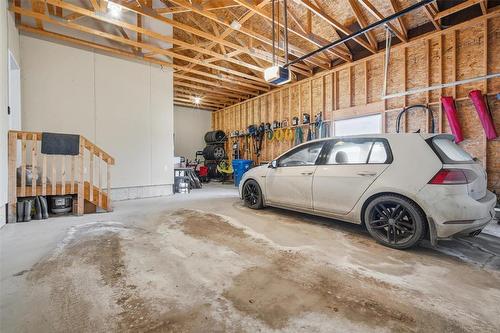 4 Orchard Gate Oak Bluff West - 4 Orchard Gate, Oak Bluff, MB - Indoor Photo Showing Garage