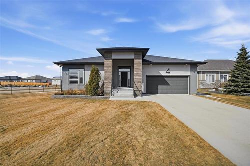 4 Orchard Gate Oak Bluff West - 4 Orchard Gate, Oak Bluff, MB - Outdoor With Facade