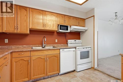 331 960 Assiniboine Avenue, Regina, SK - Indoor Photo Showing Kitchen With Double Sink