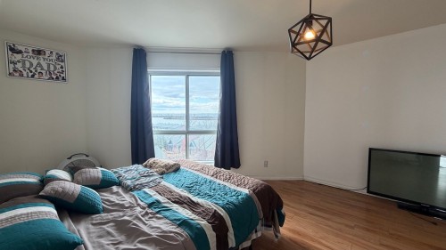 Chambre à coucher - 805-7680 Boul. Marie-Victorin, Brossard, QC - Indoor Photo Showing Bedroom
