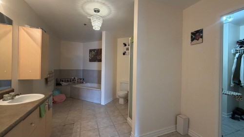 Salle de bains attenante à la CCP - 805-7680 Boul. Marie-Victorin, Brossard, QC - Indoor Photo Showing Bathroom