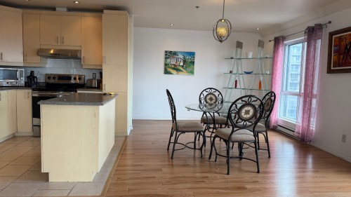 Salle à manger - 805-7680 Boul. Marie-Victorin, Brossard, QC - Indoor