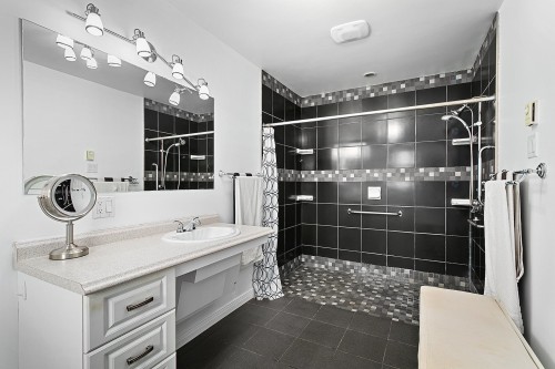 Salle de bains attenante à la CCP - 75 Ch. Laforest, Litchfield, QC - Indoor Photo Showing Bathroom