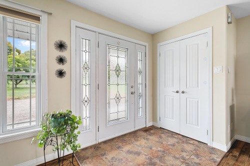 Hall d'entrée/Vestibule - 75 Ch. Laforest, Litchfield, QC - Indoor Photo Showing Other Room