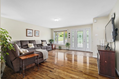Salon - 75 Ch. Laforest, Litchfield, QC - Indoor Photo Showing Living Room