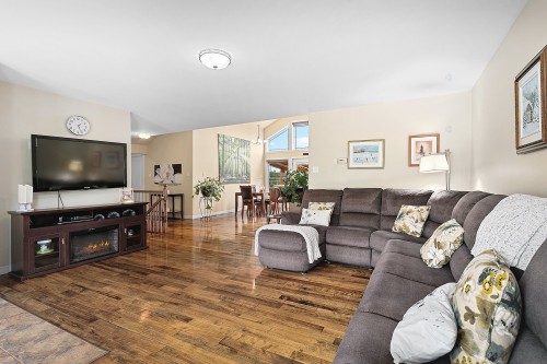 Salon - 75 Ch. Laforest, Litchfield, QC - Indoor Photo Showing Living Room
